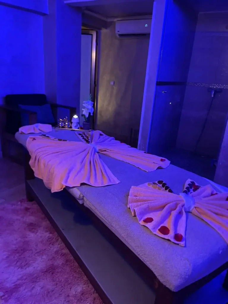 Cabine de massage avec douche privative chez Arko Prestige Spa à Casablanca