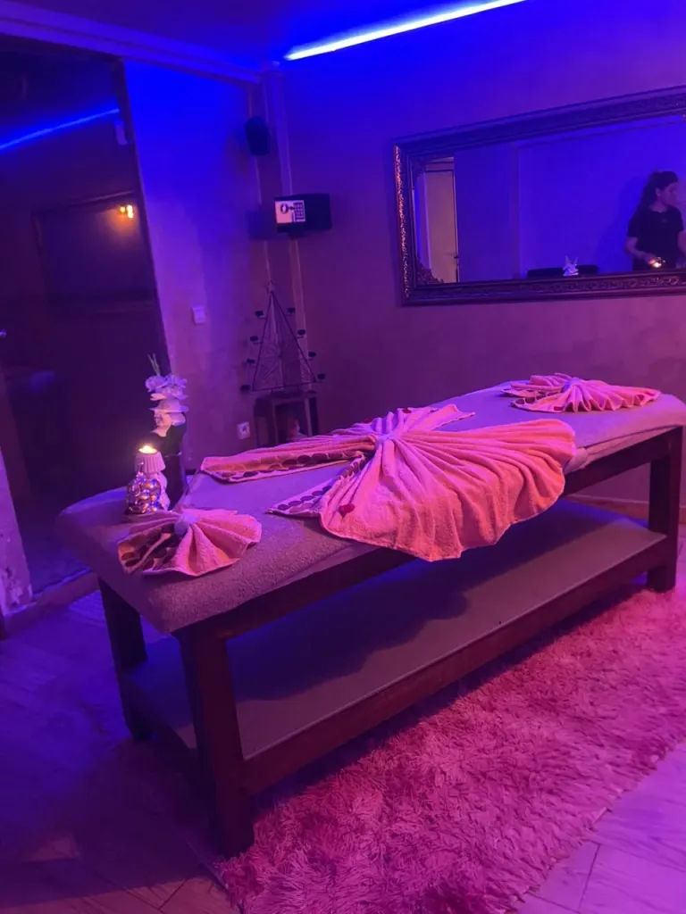 Cabine de massage préparée avec des serviettes pliées chez Arko Prestige Spa