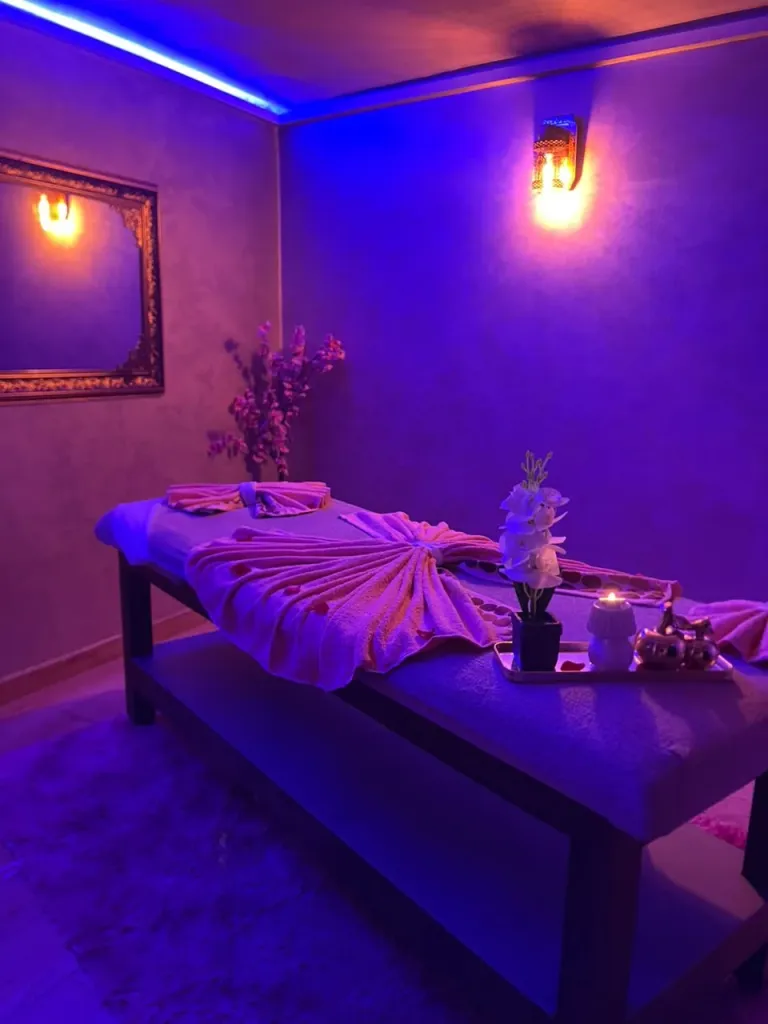 Cabine de massage privée aux lumières douces chez Arko Prestige Spa