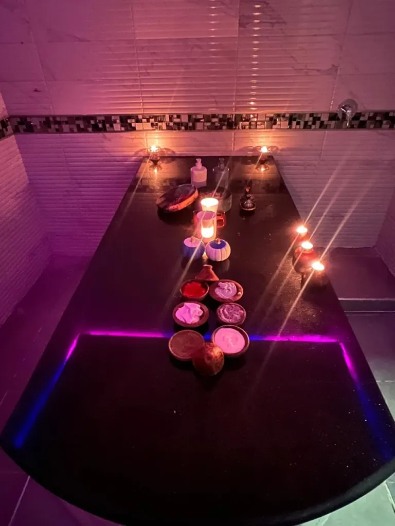 Savon noir, ghassoul et soins naturels disposés sur la table du hammam chez Arko Prestige Spa