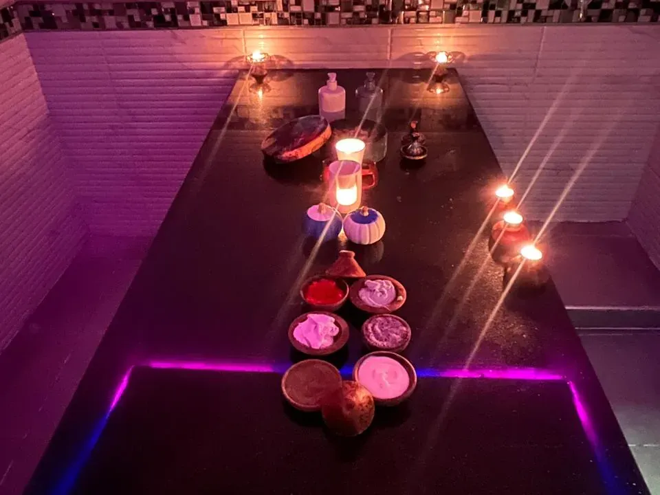 Savon noir, ghassoul et soins naturels disposés sur la table du hammam chez Arko Prestige Spa