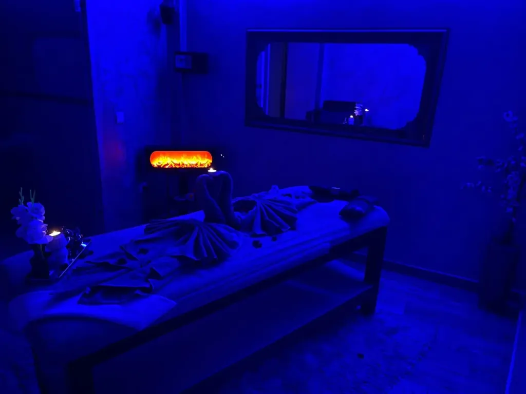 Salle de massage avec cheminée décorative chez Arko Prestige Spa à Casablanca