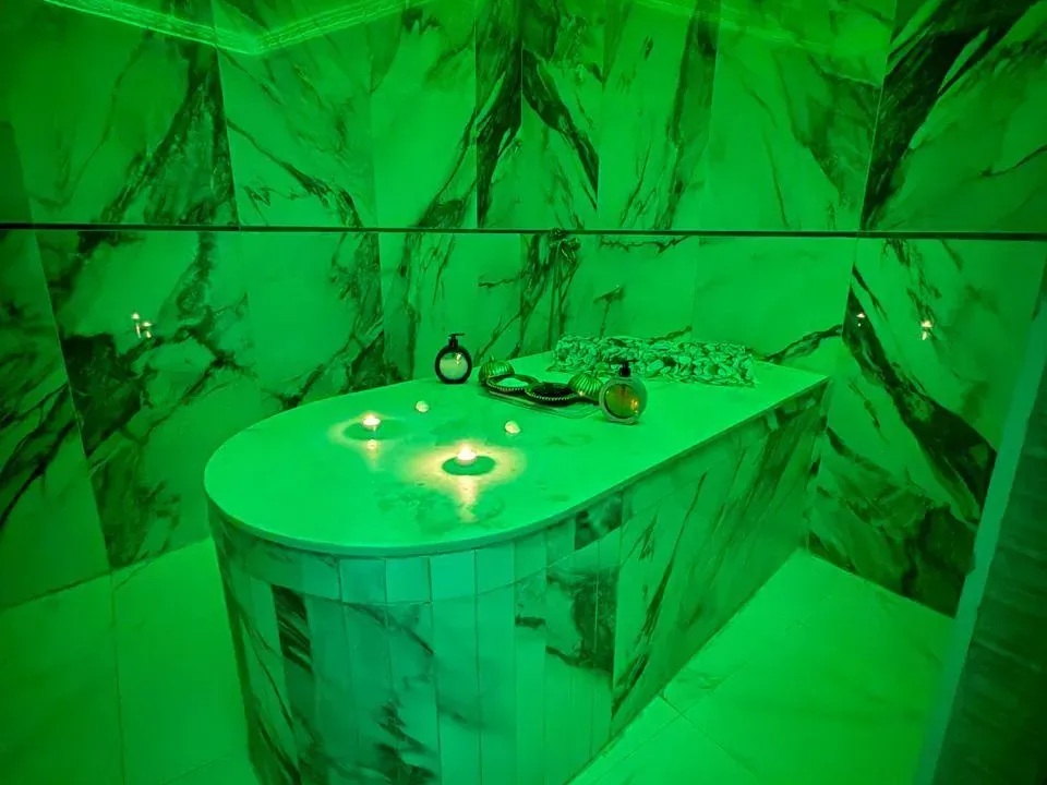 Marble hammam table under ambient lighting at Arko Prestige Spa in Bourgogne, Casablanca